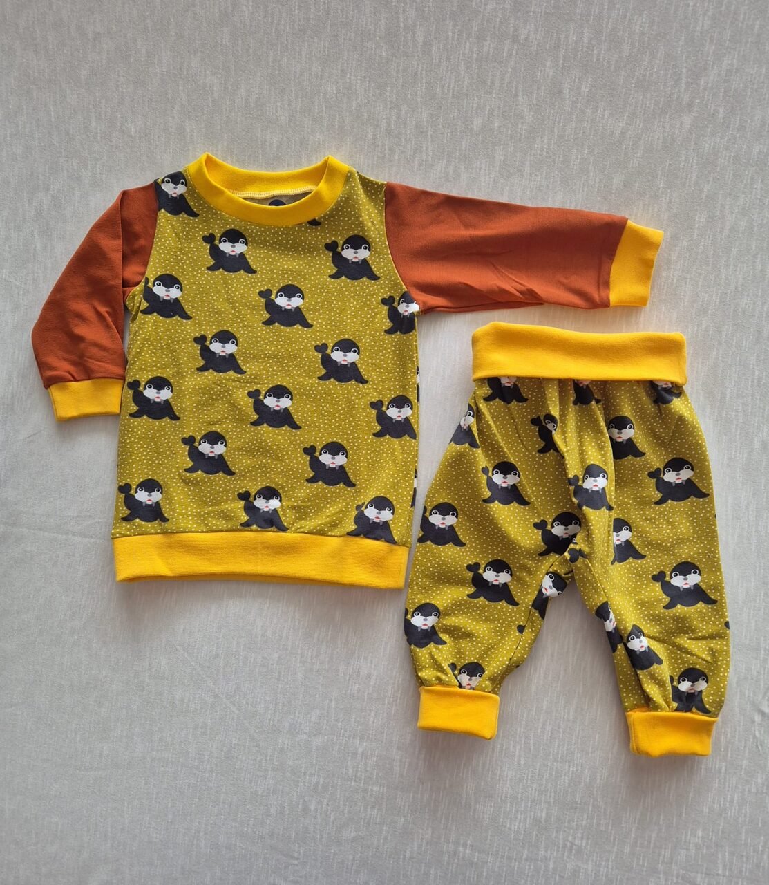 Selbstgenähtes Babyset in Senfgelb mit Robben-Muster