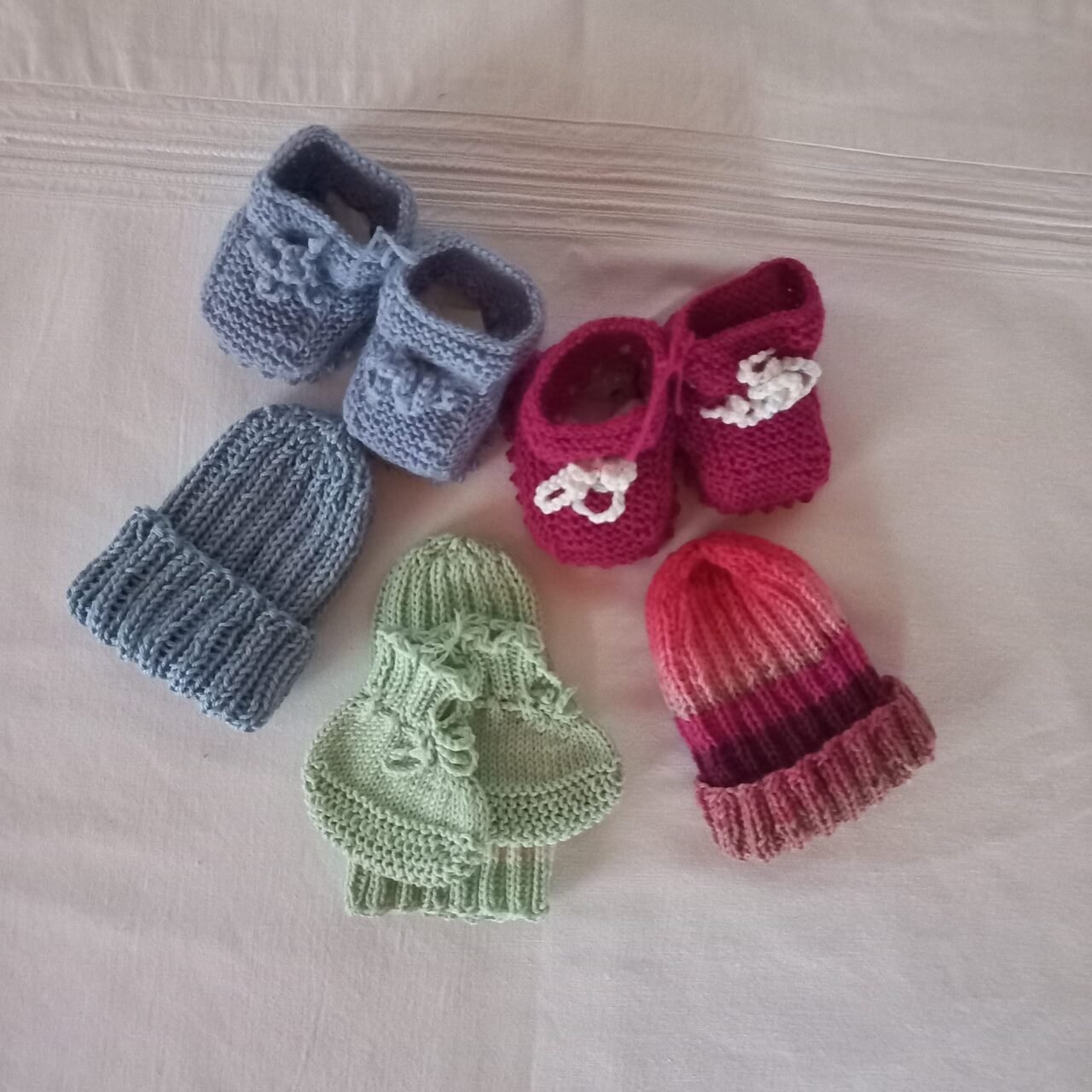Gestrickte Käpple und Babyschuhe für Frühgeborene