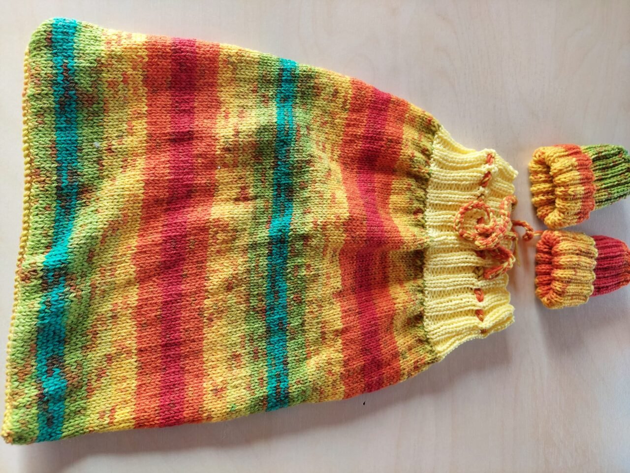 Handgestrickter Pucksack aus bunter Sockenwolle