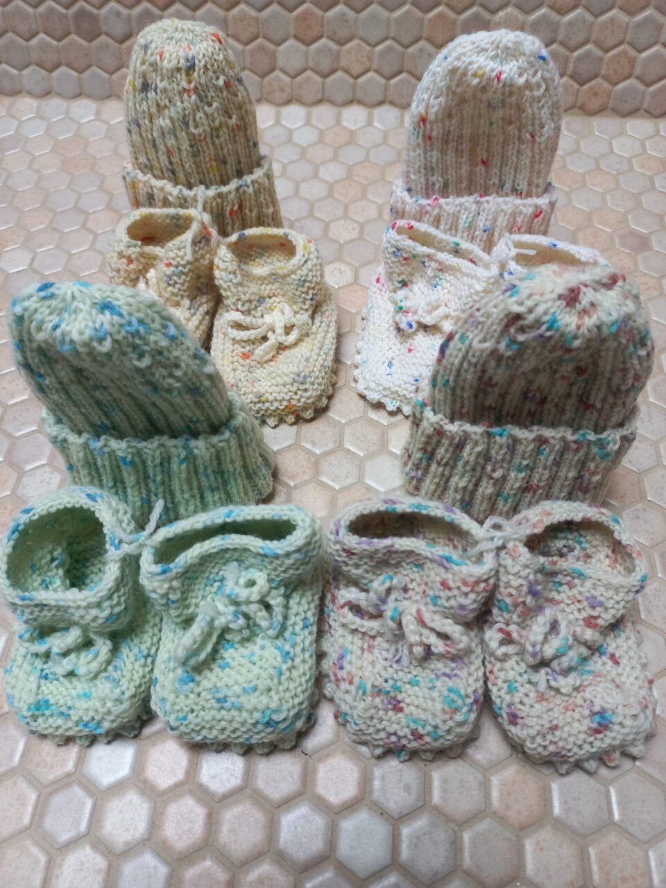 Gestrickte Babyschuhe mit passenden Mützen