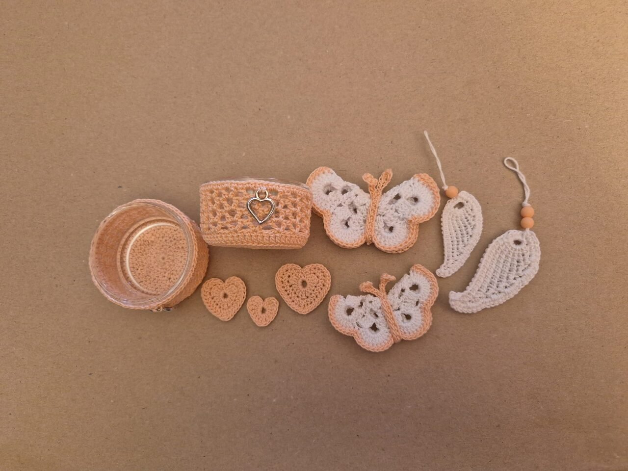 Handgemachte Andenken in Apricot: Herzen, Schmetterlinge und Engelsflügel