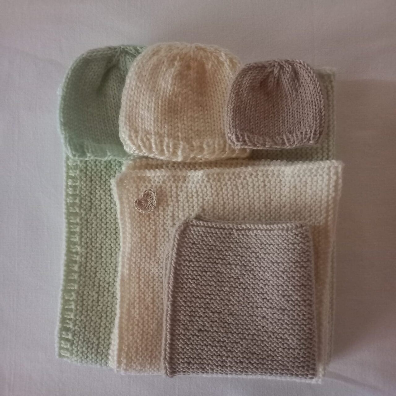 Gestrickte Sternendecken mit passenden Mützen in Pastellfarben